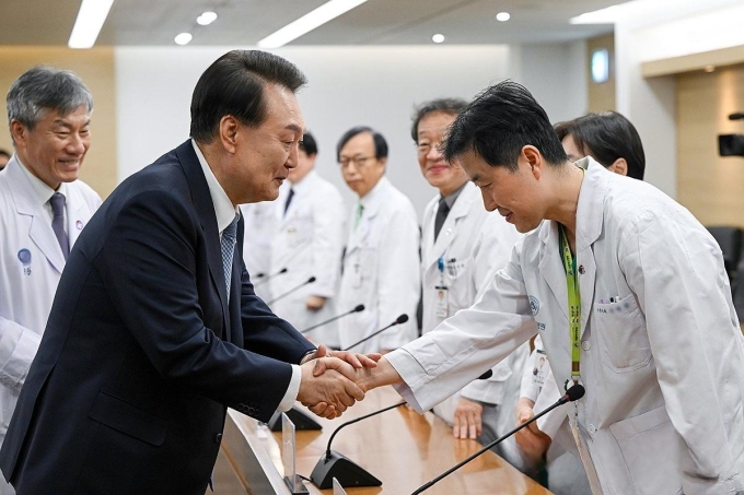 Tổng thống Yoon Suk Yeol bắt tay bác sĩ tại Trung tâm Y tế Asan, Seoul, ngày 18/3. Ảnh: Yonhap
